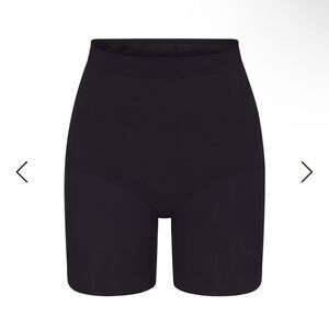 SKIMS NWT mid thigh shorts size XXS in the color onyx